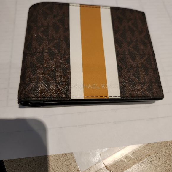 Michael Kors Wallet - Picture 6 of 6
